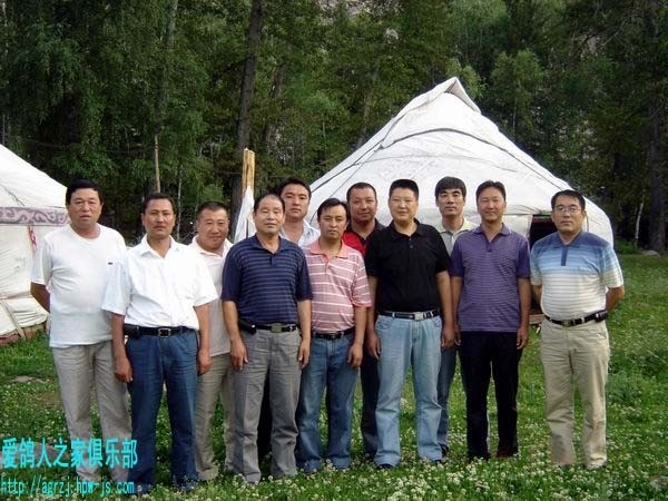 阿勒泰小東溝風景區(qū)與鴿友合影